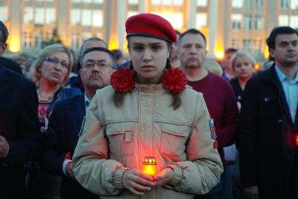 Екатеринбург. Участники всероссийской акции \'Свеча памяти\' в день начала Великой Отечественной войны