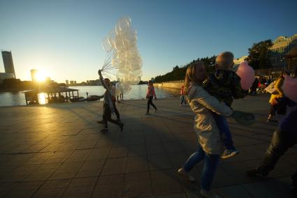 Екатеринбург. Горожане гуляют вечером на набережной городского пруда