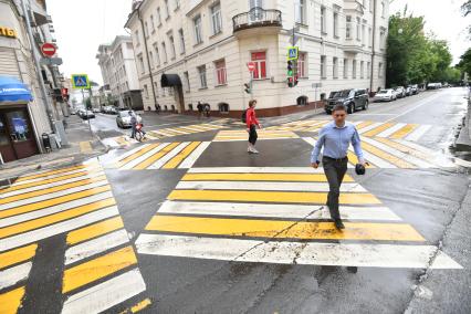 Москва.  Диагональный пешеходный переход между Староконюшенным и Гагаринским переулками.