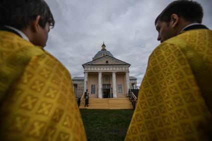 Кировская область. Прибытие участников Великорецкого крестного хода  в село Великорецкое  к Спасо-Преображенской церкви.