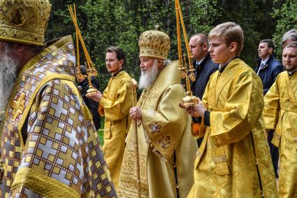 Кировская область. Патриарх Кирилл встречает  участников Великорецкого крестного хода  в селе Великорецкое.