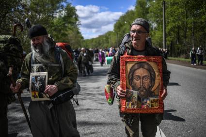 Киров.  Паломники во время Великорецкого крестного хода  в Кировской области.