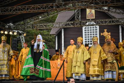 Кировская область. Патриарх Кирилл встречает  участников Великорецкого крестного хода  в селе Великорецкое.