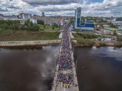 Киров. Верующие на Старом мосту через реку Вятка во время  Великорецкого крестного хода.