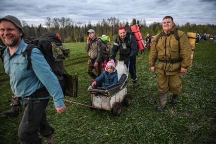 Кировская область.  Прибытие участников Великорецкого крестного хода  в село Монастырское.