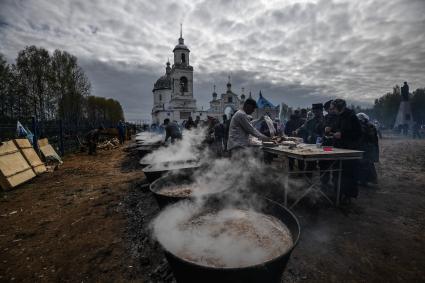 Кировская область.   Прибытие участников Великорецкого крестного хода  в село Горохово.