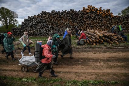 Кировская область.  Прибытие участников Великорецкого крестного хода  в село Монастырское.