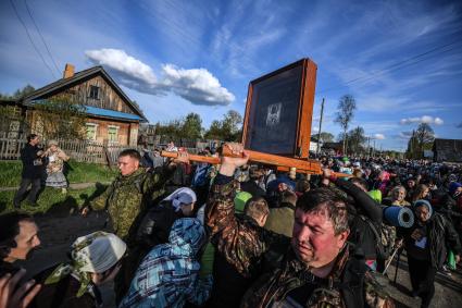 Кировская область.   Паломники  несут икону Святителя Николая во время Великорецкого крестного хода.