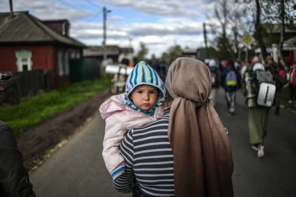 Киров.  Участники Великорецкого крестного хода на улицах города.