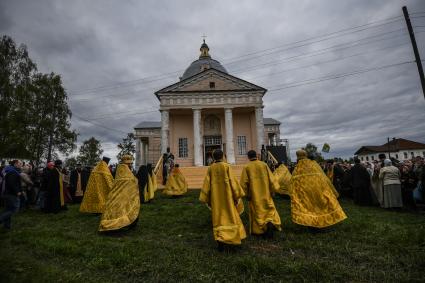 Кировская область. Прибытие участников Великорецкого крестного хода  в село Великорецкое  к Спасо-Преображенской церкви.