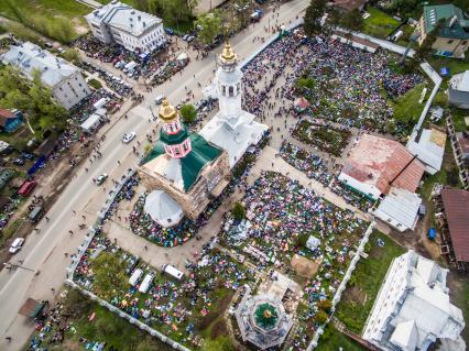 Киров.  Встреча Великорецкого крестного хода в Троицкой церкви . 
.