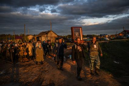 Кировская область.  Встреча участников  Великорецкого крестного хода  в селе Монастырское.