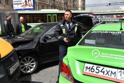 Москва.  Сотрудник дорожной службы ЦОДД  на месте дорожно-транспортного происшествия.