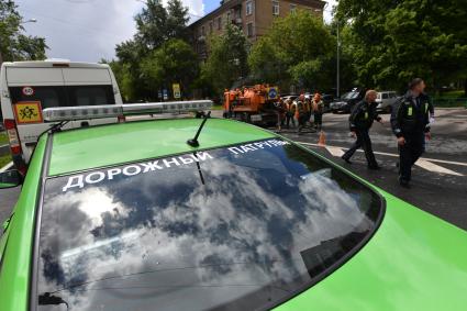 Москва.  Сотрудники дорожной службы ЦОДД   на одной из  улиц города.