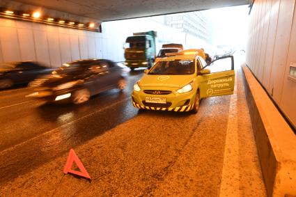 Москва.  Автомобиль дорожной службы ЦОДД (справа)  во время патрулирования  на одной из  улиц города.