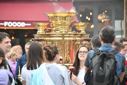 Москва. Самовар `Москва` объемом 300 литров и высотой 2 метра во время семейного фестиваля `Самоварфест` в саду `Эрмитаж` в рамках празднования Дня России.