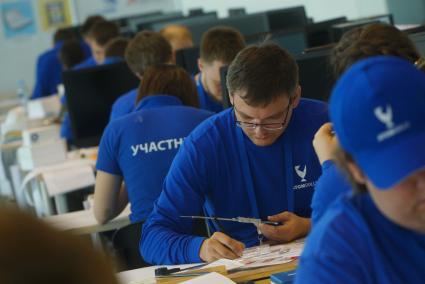 Екатеринбург. II Чемпионат профессионального мастерства по методике \'WORLDSKILLS\' корпорации по атомной энергетике \'РОСАТОМ\' \'ATOMSKILLS-2017\'. Участники чемпионата в квалификации \'Инженер-конструктор\' во время выполнения задания