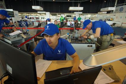 Екатеринбург. II Чемпионат профессионального мастерства по методике \'WORLDSKILLS\' корпорации по атомной энергетике \'РОСАТОМ\' \'ATOMSKILLS-2017\'. Участники чемпионата в квалификации \'Мехатроника\' во время выполнения задания