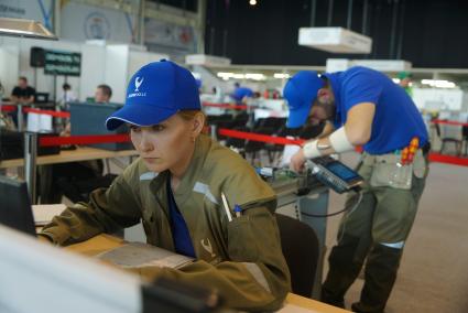 Екатеринбург. II Чемпионат профессионального мастерства по методике \'WORLDSKILLS\' корпорации по атомной энергетике \'РОСАТОМ\' \'ATOMSKILLS-2017\'. Участники чемпионата в квалификации \'Мехатроника\' во время выполнения задания