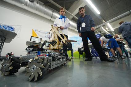 Екатеринбург. II Чемпионат профессионального мастерства по методике \'WORLDSKILLS\' корпорации по атомной энергетике \'РОСАТОМ\' \'ATOMSKILLS-2017\'. Участник чемпионата управляет роботом