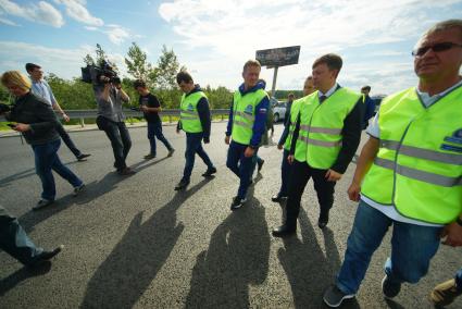 Екатеринбург. Глава федерального дорожного агентства \'Росавтодор\' Роман Старовойт (в центре) во время осмотра хода ремонта дороги Екатеринбург-Аэропорт \'Кольцово\'