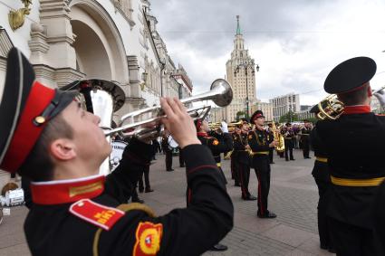 Москва. Оркестр суворовцев Московского  военно-музыкального училища имени генерала Валерия Халилова дал концерт для пассажиров столичных вокзалов на Комсомольской площади.