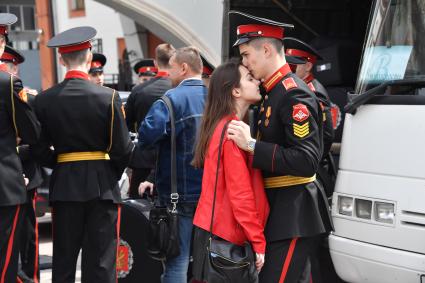 Москва. Оркестр суворовцев Московского военно-музыкального училища имени генерала Валерия Халилова дал концерт для пассажиров столичных вокзалов на Комсомольской площади.