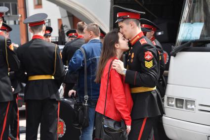 Москва. Оркестр суворовцев Московского  военно-музыкального училища имени генерала Валерия Халилова дал концерт для пассажиров столичных вокзалов на Комсомольской площади.