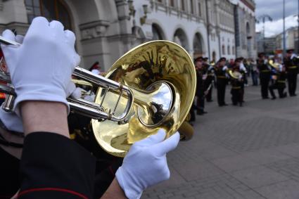 Москва. Оркестр суворовцев Московского  военно-музыкального училища имени генерала Валерия Халилова дал концерт для пассажиров столичных вокзалов на Комсомольской площади.