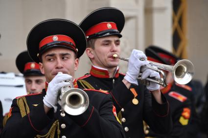 Москва. Оркестр суворовцев Московского военно-музыкального училища имени генерала Валерия Халилова дал концерт для пассажиров столичных вокзалов на Комсомольской площади.