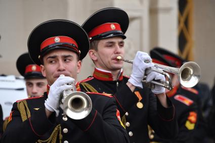 Москва. Оркестр суворовцев Московского  военно-музыкального училища имени генерала Валерия Халилова дал концерт для пассажиров столичных вокзалов на Комсомольской площади.