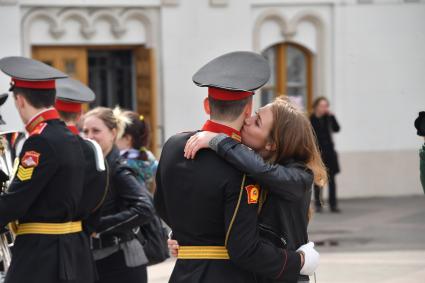 Москва. Оркестр суворовцев Московского  военно-музыкального училища имени генерала Валерия Халилова дал концерт для пассажиров столичных вокзалов на Комсомольской площади.