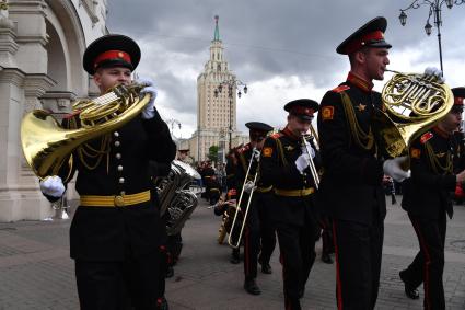 Москва. Оркестр суворовцев Московского  военно-музыкального училища имени генерала Валерия Халилова дал концерт для пассажиров столичных вокзалов на Комсомольской площади.