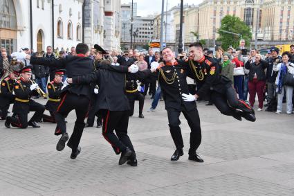 Москва. Оркестр суворовцев Московского  военно-музыкального училища имени генерала Валерия Халилова дал концерт для пассажиров столичных вокзалов на Комсомольской площади.