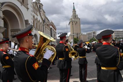 Москва. Оркестр суворовцев Московского  военно-музыкального училища имени генерала Валерия Халилова дал концерт для пассажиров столичных вокзалов на Комсомольской площади.