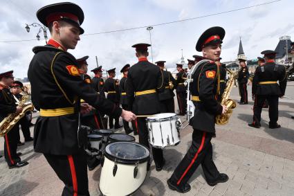 Москва. Оркестр суворовцев Московского  военно-музыкального училища имени генерала Валерия Халилова дал концерт для пассажиров столичных вокзалов на Комсомольской площади.