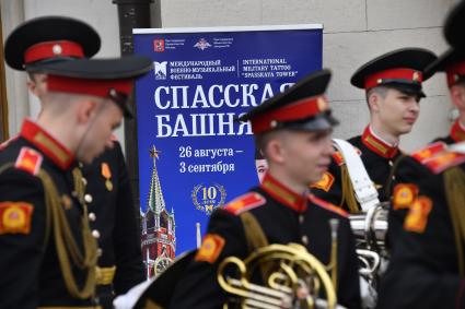 Москва. Оркестр суворовцев Московского  военно-музыкального училища имени генерала Валерия Халилова дал концерт для пассажиров столичных вокзалов на Комсомольской площади.