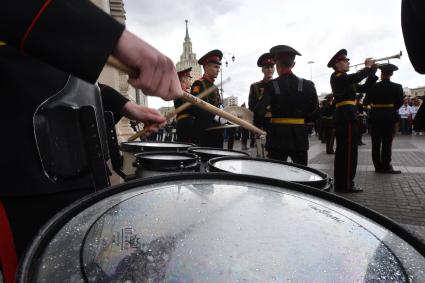 Москва. Оркестр суворовцев Московского  военно-музыкального училища имени генерала Валерия Халилова дал концерт для пассажиров столичных вокзалов на Комсомольской площади.