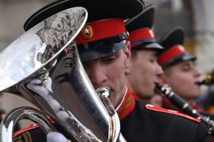 Москва. Оркестр суворовцев Московского  военно-музыкального училища имени генерала Валерия Халилова дал концерт для пассажиров столичных вокзалов на Комсомольской площади.