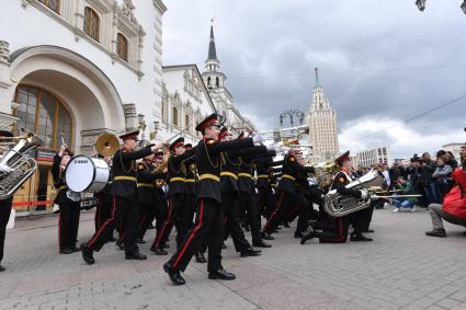 Москва. Оркестр суворовцев Московского  военно-музыкального училища имени генерала Валерия Халилова дал концерт для пассажиров столичных вокзалов на Комсомольской площади.