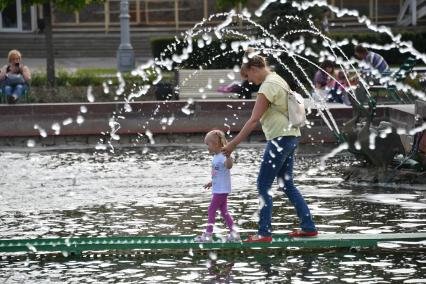 Москва. Мама с дочкой у фонтана  на  ВДНХ.