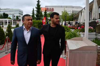 Москва. Певец Эмин Агаларов и предприниматель Арас Агаларов (слева)на Pre-party фестиваля `Жара `в ресторане `Shore House`.