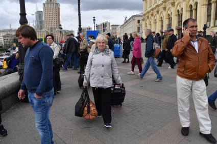 Москва.  Приезжие на Комсомольской площади.