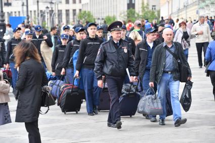 Москва. Приезжие на Комсомольской площади.