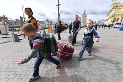 Москва.  Приезжие на Комсомольской площади.