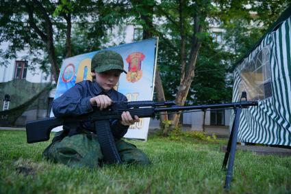 Екатеринбург. Мальчик изучает РПК-74 (ручной пулемет Калашникова) на стенде ДОСААФ, во время фестиваля Ural Music Night 2017