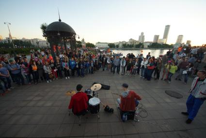 Екатеринбург. Уличные музыканты играют на набережной городского пруда во время фестиваля Ural Music Night 2017