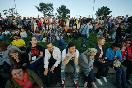 Екатеринбург.Зрители на набережной городского пруда во время фестиваля Ural Music Night 2017