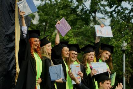 Екатеринбург. Выпускники УрФУ (Уральский Федеральный университет) фотографируются после получения дипломов