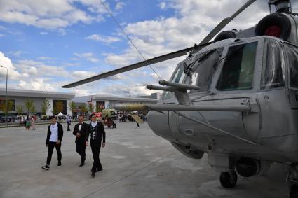 Московская область. Молодые люди у вертолета Ка-29 во время общеобластного выпускного вечера под девизом `Взлетай!` на территории Военно-патриотического парка культуры и отдыха Вооруженных Сил РФ `Патриот`.